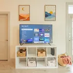 Trendy Riverwalk Retreat King Bed Free Parking Pool Gym