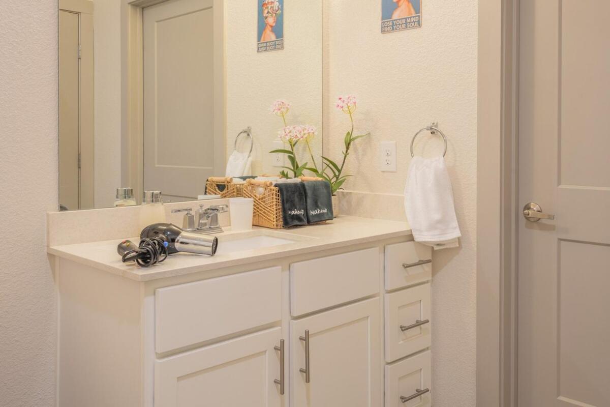 Trendy Riverwalk Retreat King Bed Free Parking Pool Gym Apartment