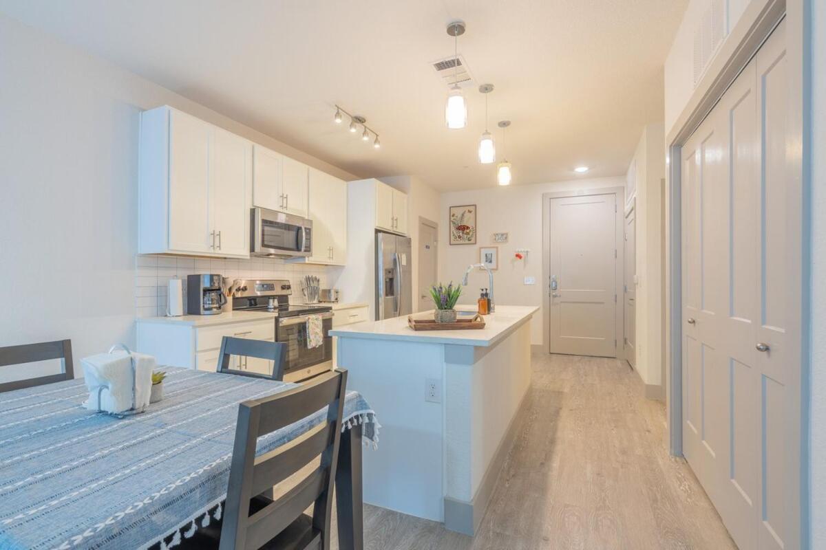 Apartment Trendy Riverwalk Retreat King Bed Free Parking Pool Gym