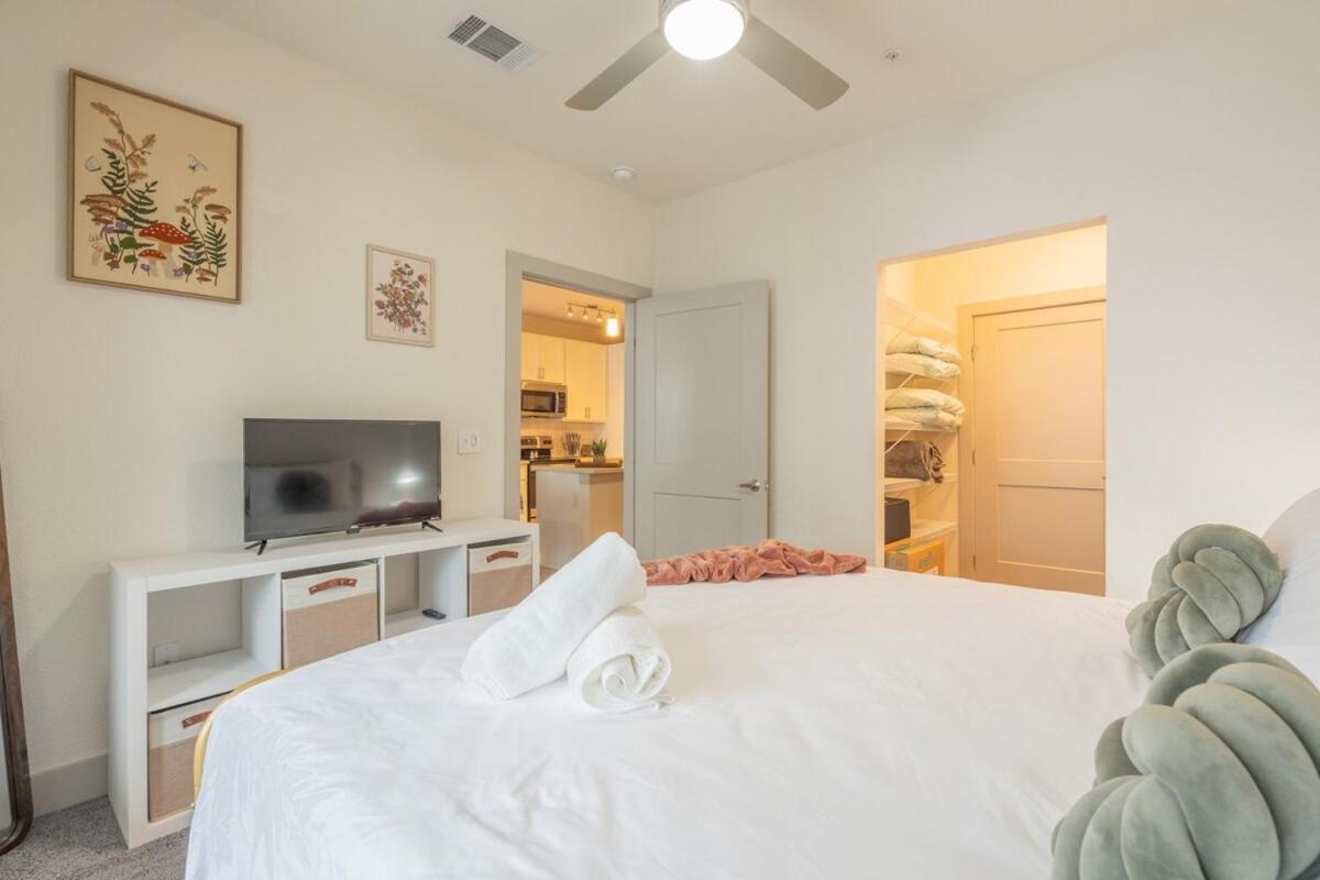 Trendy Riverwalk Retreat King Bed Free Parking Pool Gym Apartment *