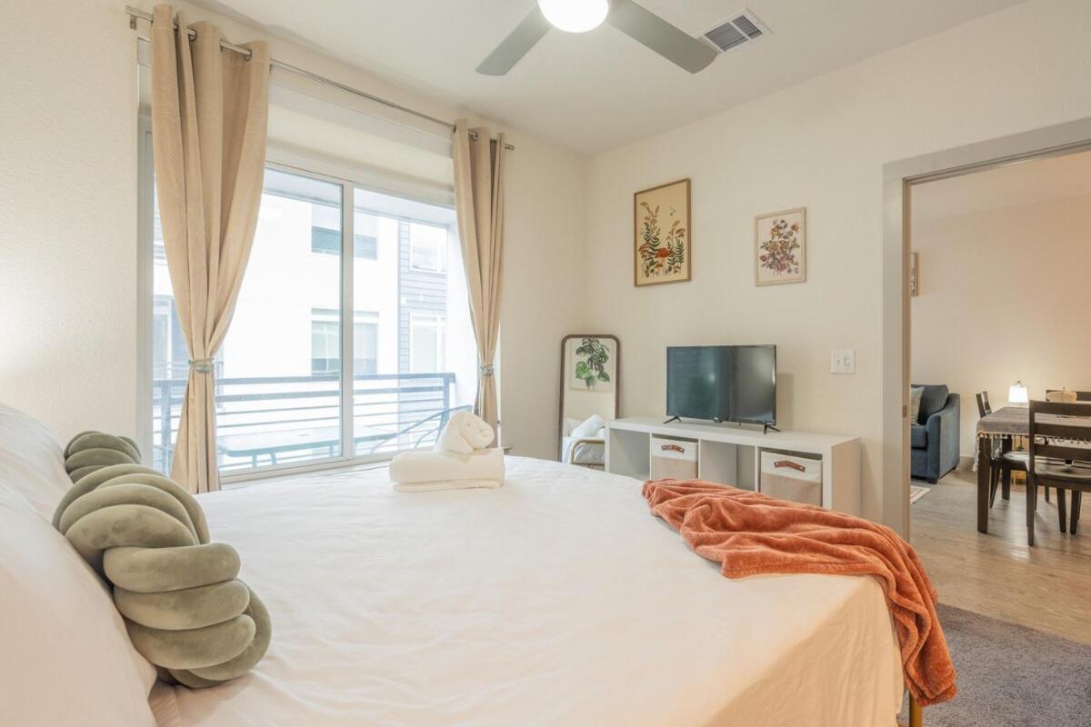 Apartment Trendy Riverwalk Retreat King Bed Free Parking Pool Gym