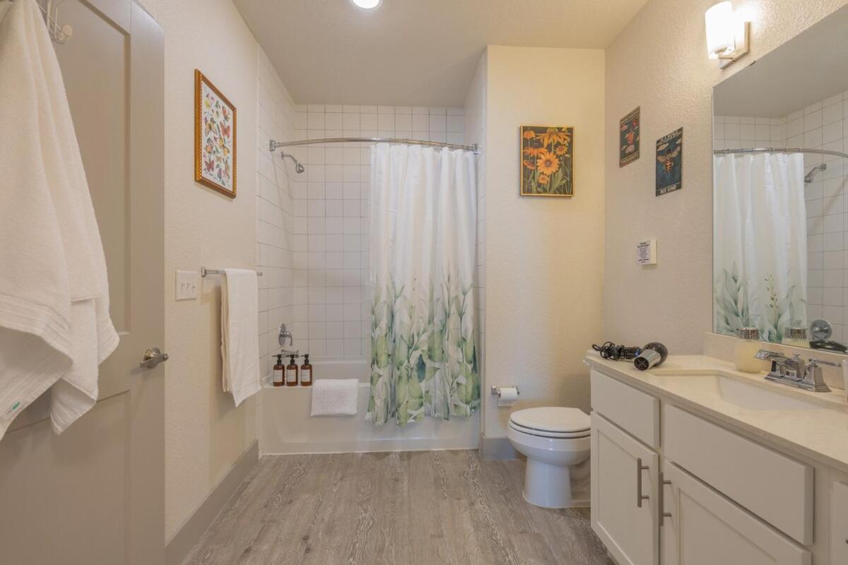 Trendy Riverwalk Retreat King Bed Free Parking Pool Gym * San Antonio