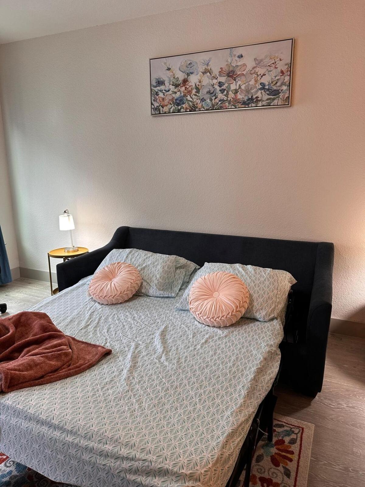 Trendy Riverwalk Retreat King Bed Free Parking Pool Gym Apartment