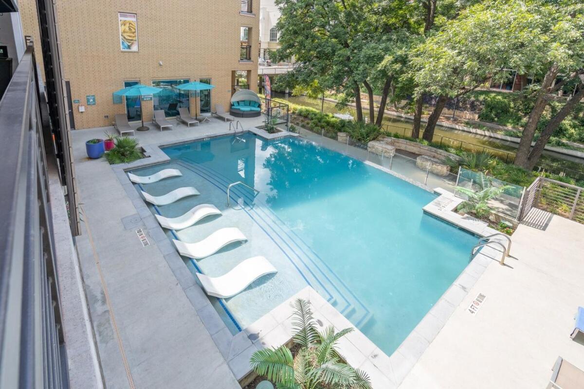 Trendy Riverwalk Retreat King Bed Free Parking Pool Gym Apartment *