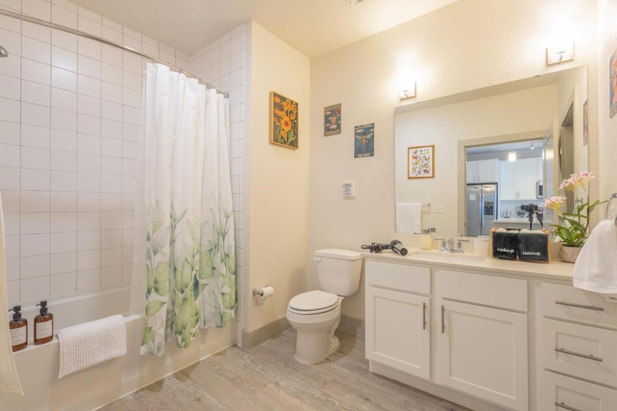 Apartment Trendy Riverwalk Retreat King Bed Free Parking Pool Gym *